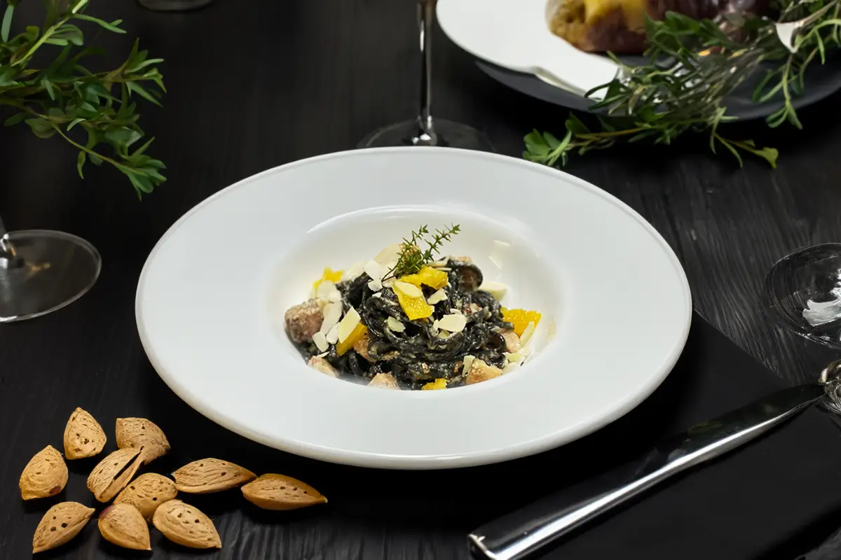 Bigoli al pesce spada con salsa alle mandorle e agrumi