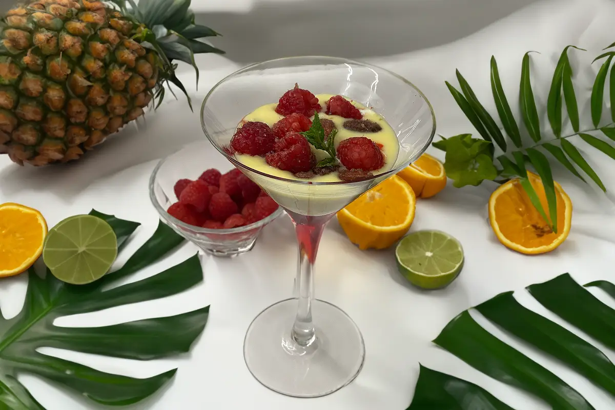 Creamoso alla vaniglia con mandorle croccanti e frutti rossi